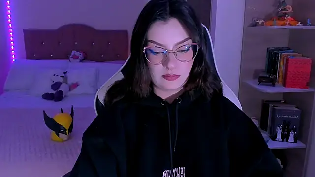 Snapshot of OphelianaRose33 chatting on December 2025 10:39:02 PM OphelianaRose33 online show from December 2025 10:39:02 PM