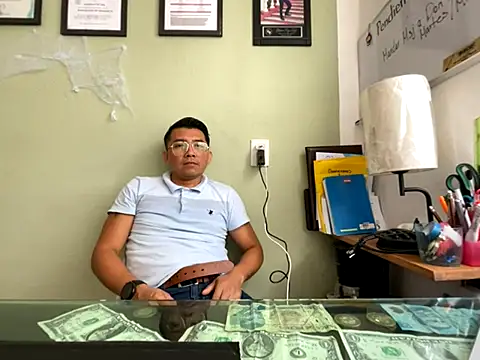 AlejXndroKD online show from November 2025 04:51:02 PM