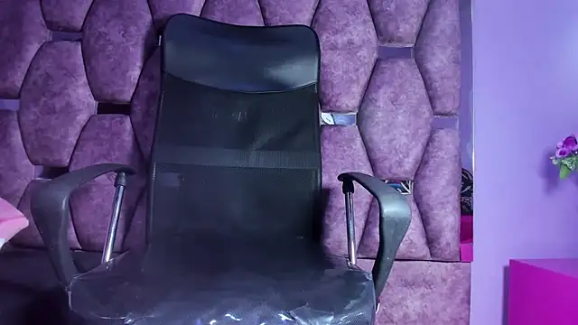 Emy Latin online show from November 2025 08:08:02 PM