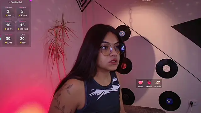 Snapshot of Lilith_and_Khloe chatting on October 2025 11:17:01 AM Lilith and Khloe online show from October 2025 11:17:01 AM