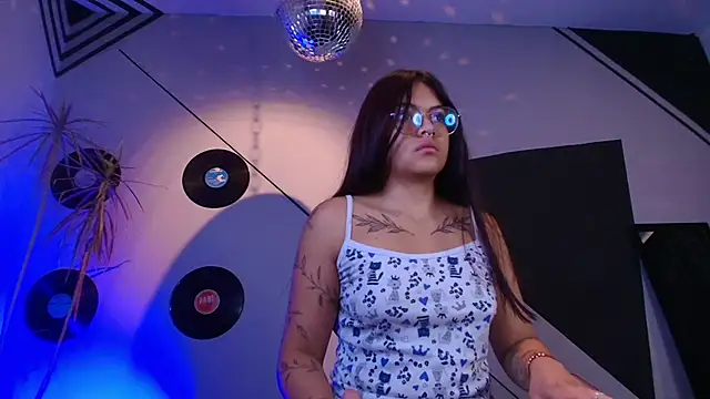 Snapshot of Lilith_and_Khloe chatting on October 2025 11:29:02 AM Lilith and Khloe online show from October 2025 11:29:02 AM