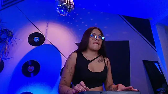 Snapshot of Lilith_and_Khloe chatting on October 2025 11:30:02 AM Lilith and Khloe online show from October 2025 11:30:02 AM