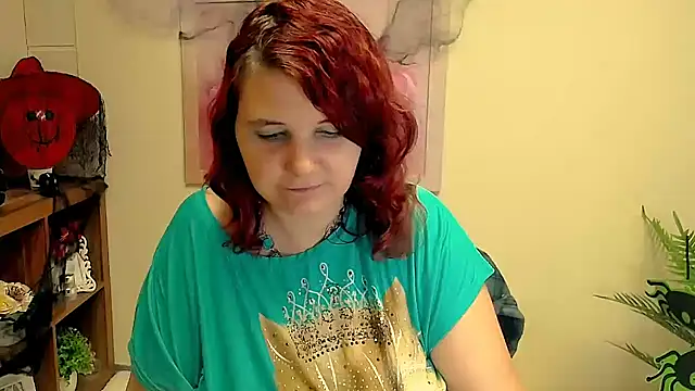 Snapshot of TwoBigSuns chatting on October 2025 07:09:02 AM TwoBigSuns online show from October 2025 07:09:02 AM