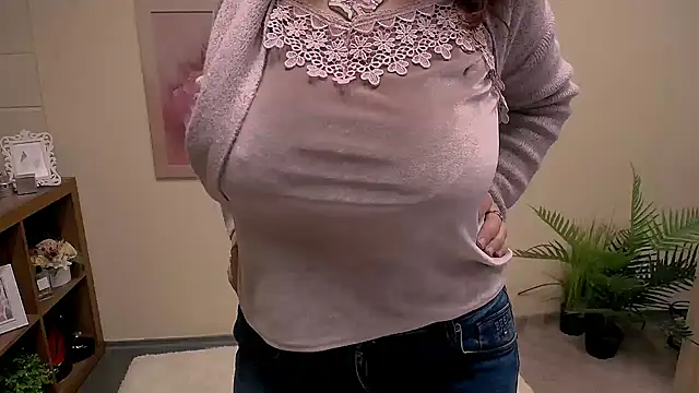 Snapshot of TwoBigSuns chatting on March 2026 08:52:01 AM TwoBigSuns online show from March 2026 08:52:01 AM