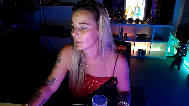 Snapshot of Mrs-Aurora chatting on October 2025 08:07:01 PM Mrs-Aurora online show from October 2025 08:07:01 PM