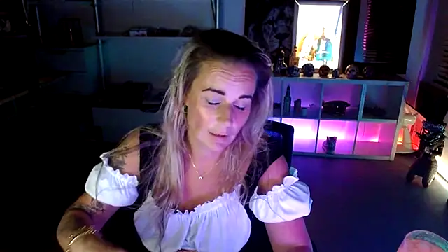 Snapshot of Mrs-Aurora chatting on October 2025 09:25:02 PM Mrs-Aurora online show from October 2025 09:25:02 PM