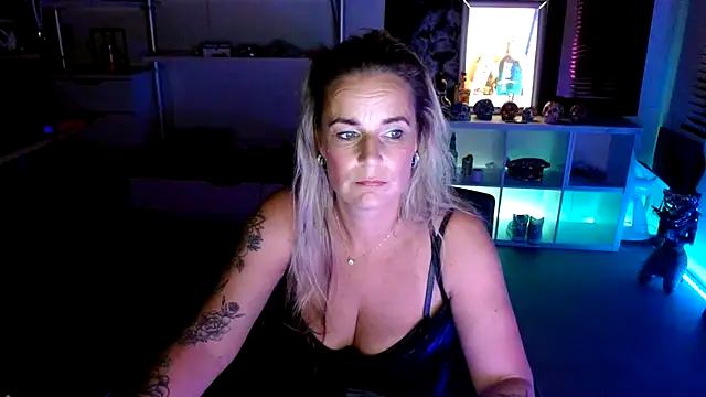 Snapshot of Mrs-Aurora chatting on October 2025 06:29:01 PM Mrs-Aurora online show from October 2025 06:29:01 PM