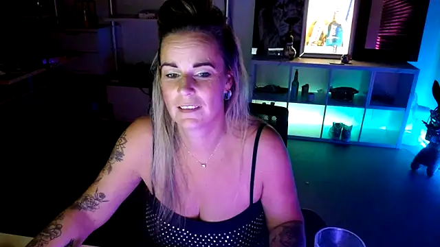 Snapshot of Mrs-Aurora chatting on October 2025 09:16:01 PM Mrs-Aurora online show from October 2025 09:16:01 PM