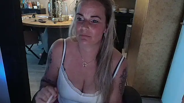 Mrs-Aurora online show from April 2026 04:54:02 AM