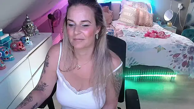 Mrs-Aurora online show from May 2026 12:10:01 PM