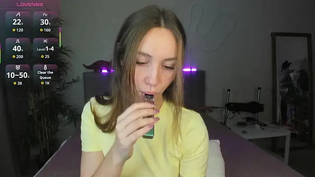 Snapshot of Luna_G0ld chatting on October 2025 12:11:02 AM Luna G0ld online show from October 2025 12:11:02 AM