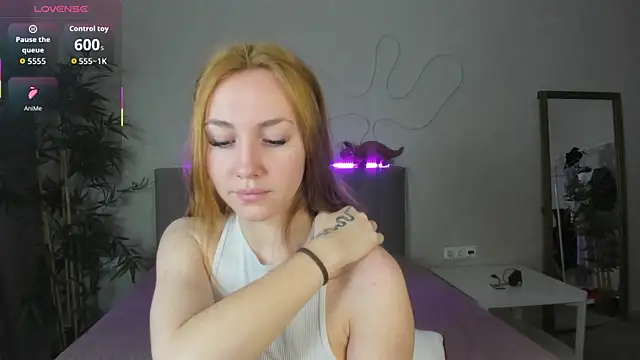 Snapshot of Luna_G0ld chatting on October 2025 12:00:01 AM Luna G0ld online show from October 2025 12:00:01 AM