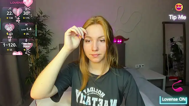 Snapshot of Luna_G0ld chatting on October 2025 11:12:02 PM Luna G0ld online show from October 2025 11:12:02 PM