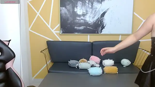 olivia russo  online show from November 2025 08:20:01 PM