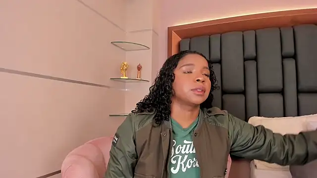 Snapshot of LisaMendez chatting on September 2025 03:43:01 AM LisaMendez online show from September 2025 03:43:01 AM