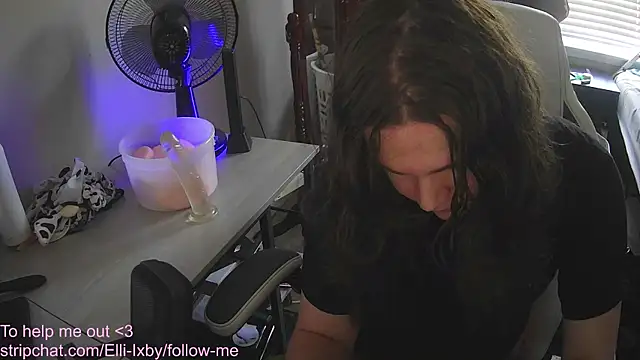 Elli-Ixby online show from November 2025 04:17:02 PM