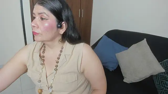 kiraGeiner online show from April 2026 02:25:01 AM