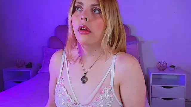 MiaColucci18 online show from June 2026 11:09:02 AM