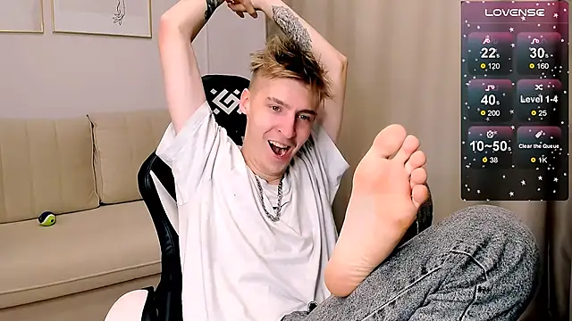 Snapshot of MrSexyCum4U chatting on October 2025 09:17:04 AM MrSexyCum4U online show from October 2025 09:17:04 AM