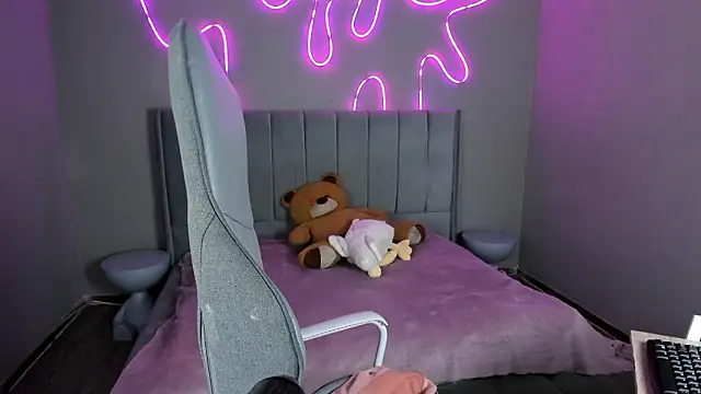 Emma and Issac online show from February 2026 08:29:02 PM