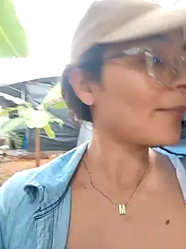 Snapshot of Lily-o chatting on October 2025 08:29:02 PM Lily-o online show from October 2025 08:29:02 PM