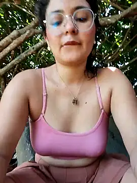 Snapshot of Lily-o chatting on November 2025 03:25:01 PM Lily-o online show from November 2025 03:25:01 PM