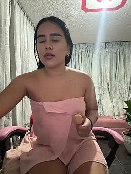 Snapshot of laure_torres chatting on October 2025 11:00:02 PM laure torres online show from October 2025 11:00:02 PM