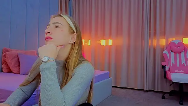 Reina Cummings online show from October 2025 06:03:01 AM