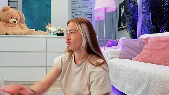 Reina Cummings online show from June 2026 05:42:02 AM