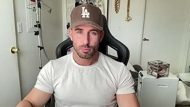 brettmycles28 online show from July 2026 05:48:02 PM