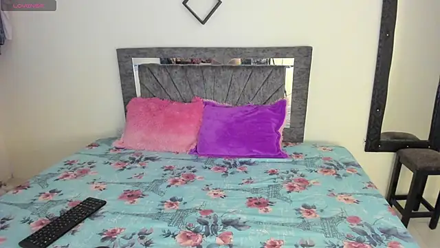 Laurasofia01 online show from November 2025 05:57:01 PM