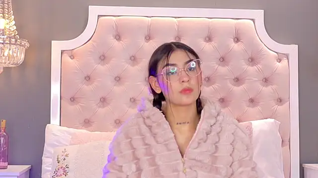 Snapshot of VioletBlaze chatting on November 2025 01:21:02 PM VioletBlaze online show from November 2025 01:21:02 PM