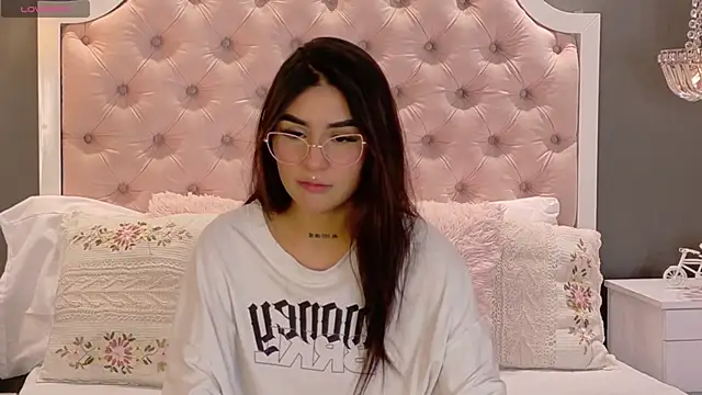 Snapshot of VioletBlaze chatting on November 2025 01:34:01 PM VioletBlaze online show from November 2025 01:34:01 PM