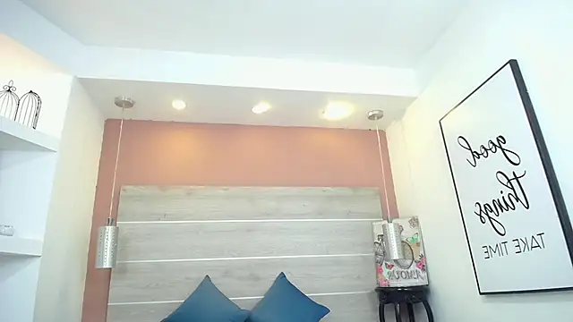 Snapshot of AlexandraCambell chatting on November 2025 12:14:02 PM AlexandraCambell online show from November 2025 12:14:02 PM