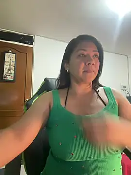 hiilarybrown online show from April 2026 11:32:02 PM