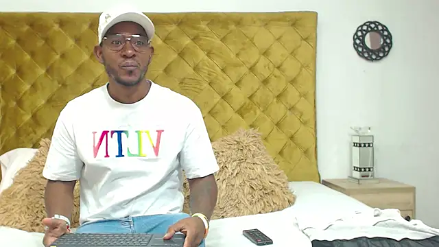 Snapshot of AndyCalifornia1 chatting on September 2025 01:00:02 PM AndyCalifornia1 online show from September 2025 01:00:02 PM