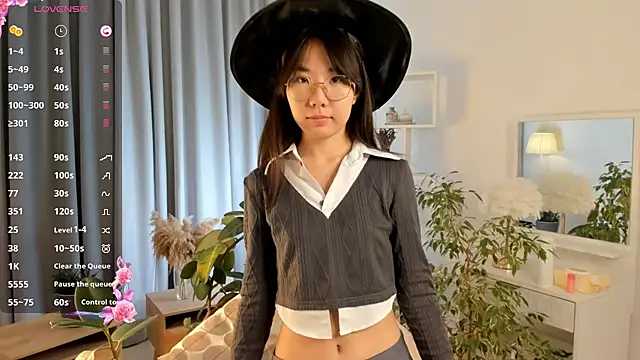 Snapshot of UdelaDodson chatting on October 2025 03:29:01 PM UdelaDodson online show from October 2025 03:29:01 PM