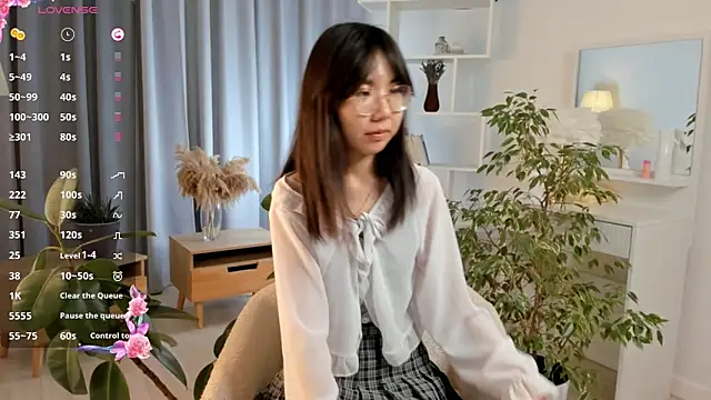 Snapshot of UdelaDodson chatting on October 2025 03:21:01 PM UdelaDodson online show from October 2025 03:21:01 PM