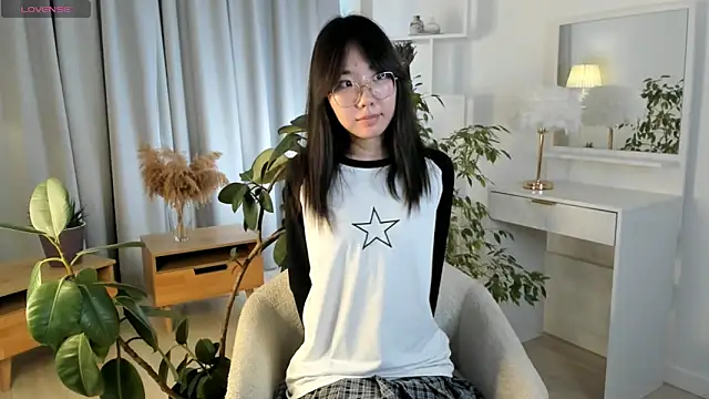 Snapshot of UdelaDodson chatting on October 2025 04:00:02 AM UdelaDodson online show from October 2025 04:00:02 AM