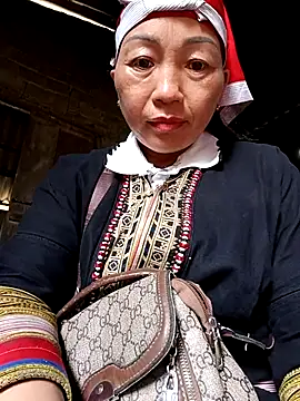 Snapshot of Exembin chatting on October 2025 06:24:01 AM Exembin online show from October 2025 06:24:01 AM