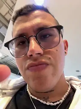 Snapshot of Kurtxxx22 chatting on April 2026 06:52:01 PM Kurtxxx22 online show from April 2026 06:52:01 PM