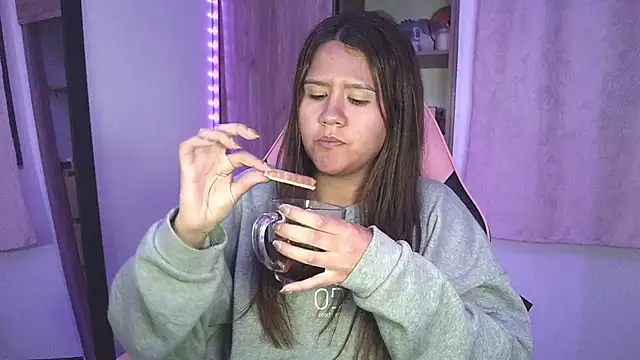 Snapshot of Oliviawatson1 chatting on October 2025 12:31:01 AM Oliviawatson1 online show from October 2025 12:31:01 AM