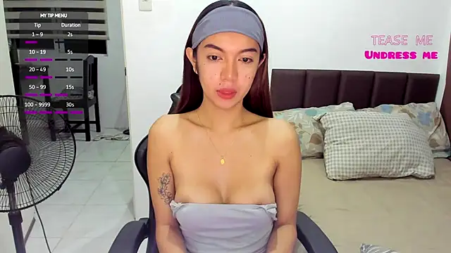 Snapshot of EmmaCoxxx24 chatting on November 2025 10:17:01 AM EmmaCoxxx24 online show from November 2025 10:17:01 AM