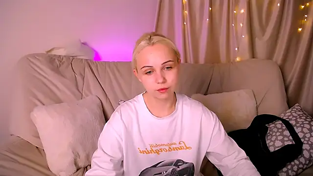 Charlotte Colinss online show from November 2025 04:06:01 PM