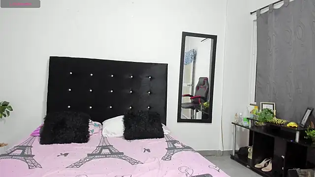 Snapshot of NicoleFletcher chatting on October 2025 12:25:02 PM NicoleFletcher online show from October 2025 12:25:02 PM