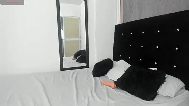 Snapshot of NicoleFletcher chatting on October 2025 07:09:02 PM NicoleFletcher online show from October 2025 07:09:02 PM