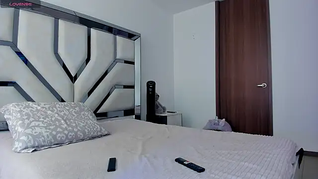 Michelle Ferrerr online show from December 2025 05:50:01 PM