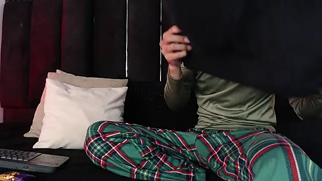 Snapshot of Dominic_ghost chatting on November 2025 08:40:01 PM Dominic ghost online show from November 2025 08:40:01 PM