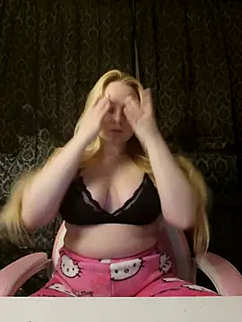 Snapshot of EmilyAngelUK chatting on November 2025 10:48:01 PM EmilyAngelUK online show from November 2025 10:48:01 PM