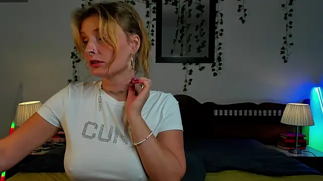 Snapshot of Ariana_Spring chatting on September 2025 02:17:02 PM Ariana Spring online show from September 2025 02:17:02 PM